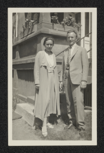 Elli Heesch with her brother Heinrich Heesch in Göttingen in 1931. The siblings stand outside a house at the bottom of a staircase.